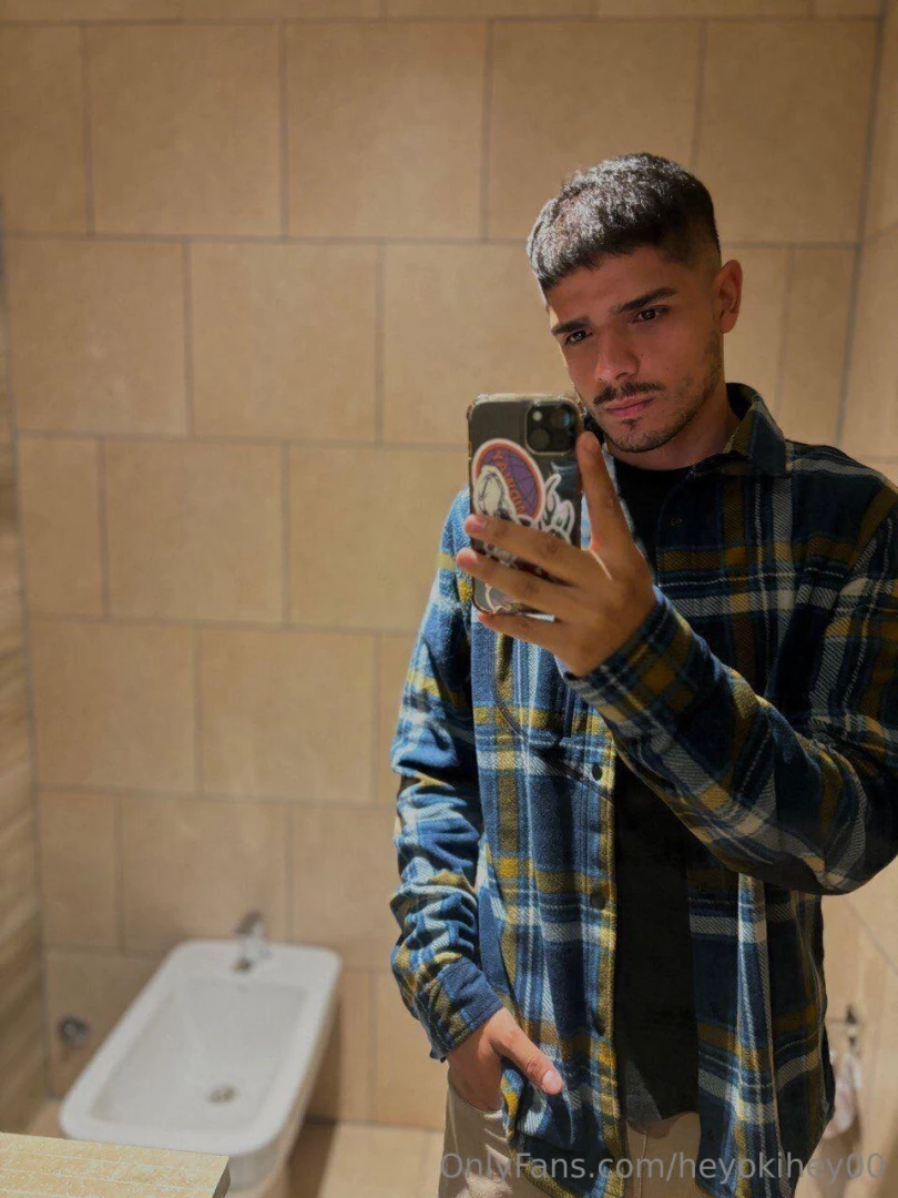 Are u looking for a veiny fat cock and also a good ass brandon_jay is 