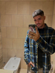 Are u looking for a veiny fat cock and also a good ass brandon_jay is