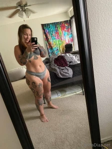 Watch me play with my fat pussy and make her cum