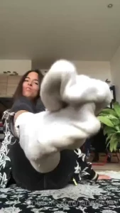 I wanna feel the bass hit through my thighs