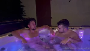 Pipe entre m les dans un jacuzzi avec un ami et tout est devenu tr s