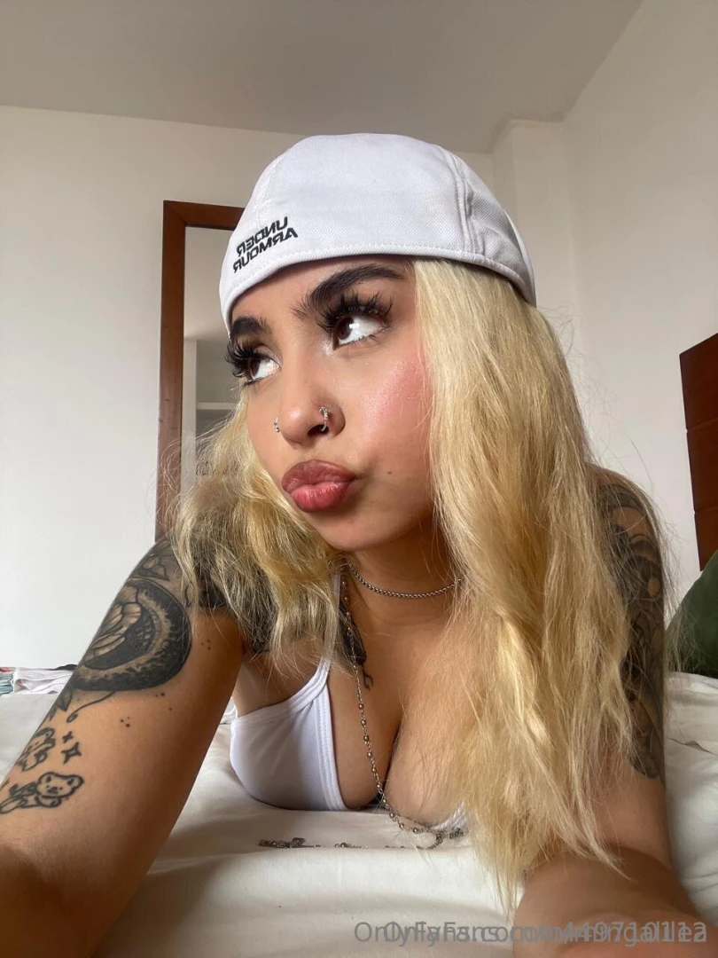 Follow the cute and naughty evelyn_harlow she loves to tell good boys part 9 