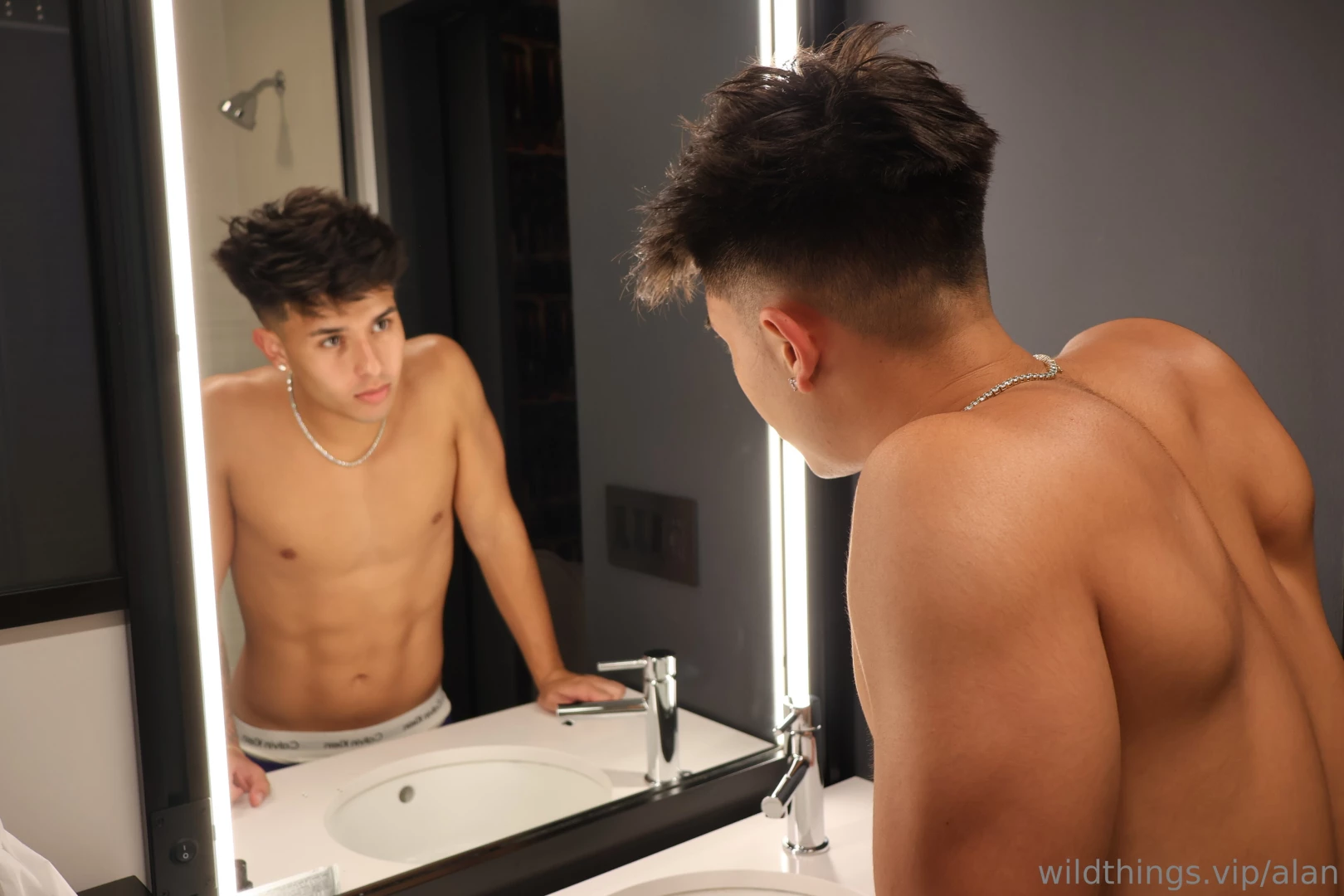 Slippin into somethin hot and steamy rn gettin all wet just thinkin 