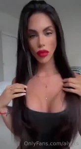 Hi baby i think you want those juicy red lips to kiss you and more am