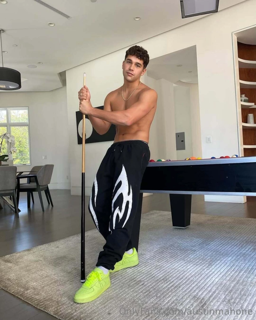 Who wants to play iykyk 