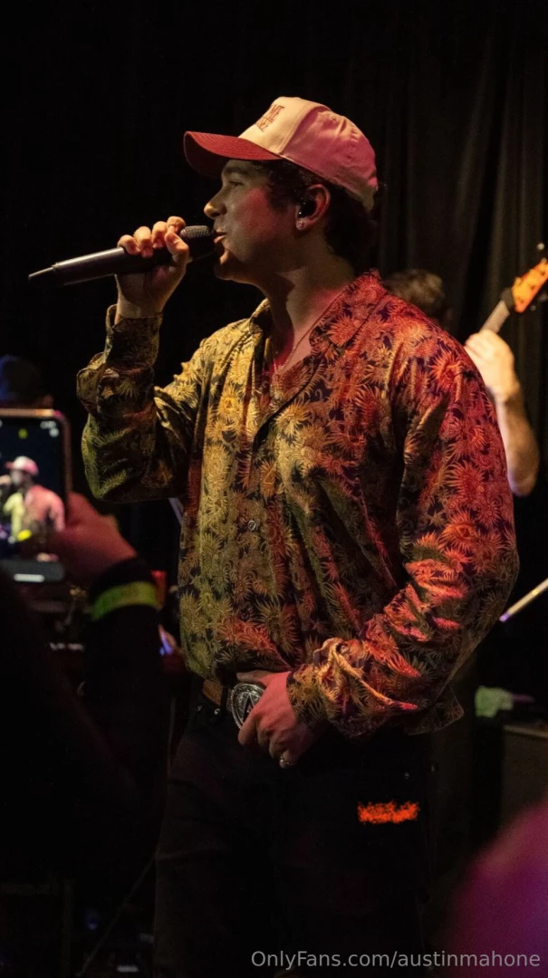 Putting on a show in the dms this time 