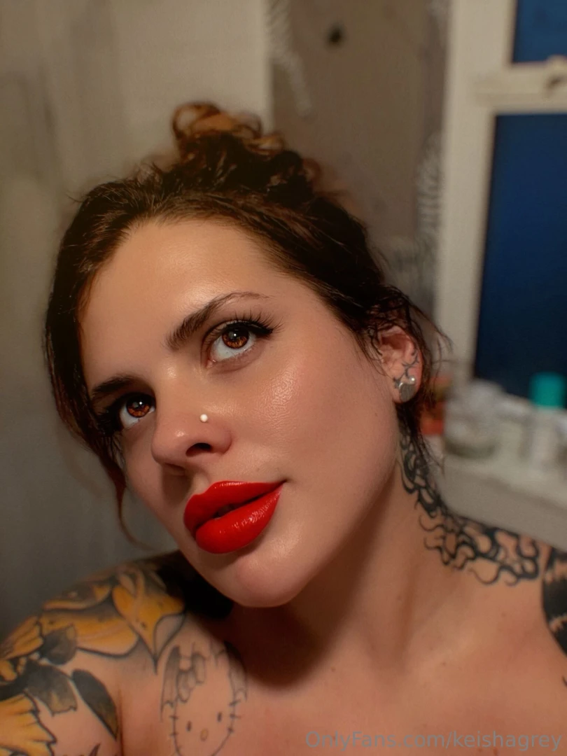 Online and feeling silly dm me and let s haves some fun 