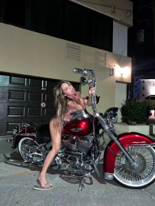 Das motorrad ist nicht das einzige was hier hei ist bereit f r eine