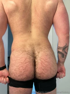I need someone to tasty my sweaty hairy hole so fucking bad