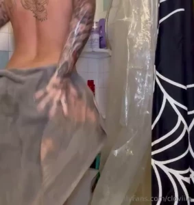 Goodmorning baby just drying off after my morning shower ft my hair