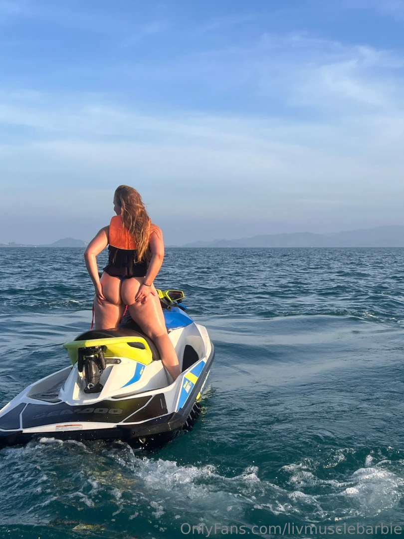 Photo evidence that everything i eat goes to my ass and my legs 