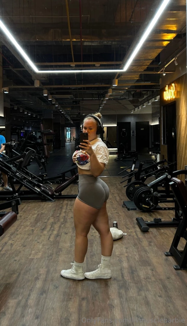 I had one of the most intense glute workouts today who wants to lick 
