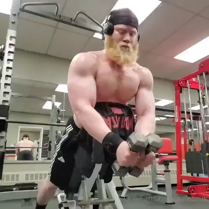 Chest day supersets the aftermath pause bench pressing 400lbs x 1 