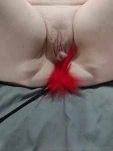 Come tease my pussy with the feathers