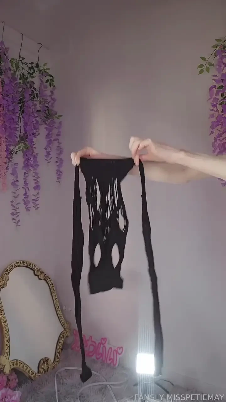 Woow this tiny outfit stratches on my body so crazy rate this look 