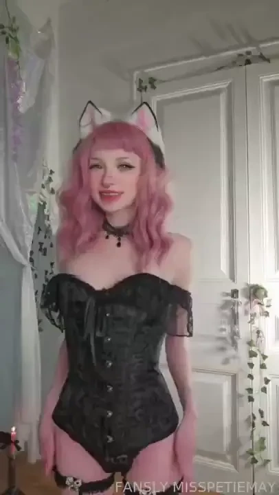 This corset is way too big for me ehh but i guess still looks cute 