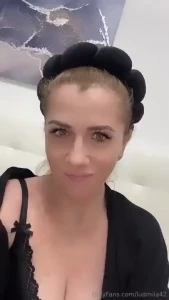 A a te privesc n ochi c nd te sug bby cu mult saliv