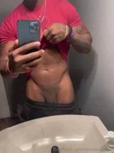 Hey do you mind coming to the bathroom with me for a sec