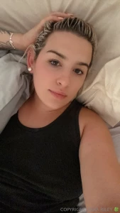 Morning i m just wake up and you buen d a reci n me levanto y tu