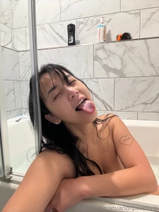 Hi babies pls dont forget to subscribe to my twitch w your free prime