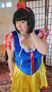 New snow white cosplay i think it s pretty cute part 1