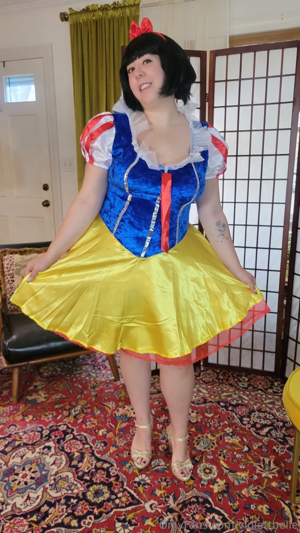 New snow white cosplay i think it s pretty cute 