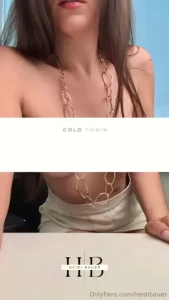 Meine goldene kette umspielt meine dicken br ste und sorgt daf r dass