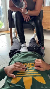 Du bekommst einen ordentlichen sockjob mit meinen verschwitzten socken
