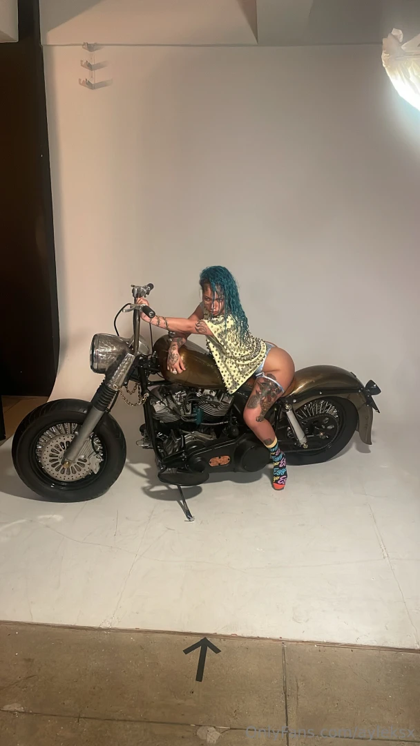 Good morninggg it s my birthday month btw so yall better show me 