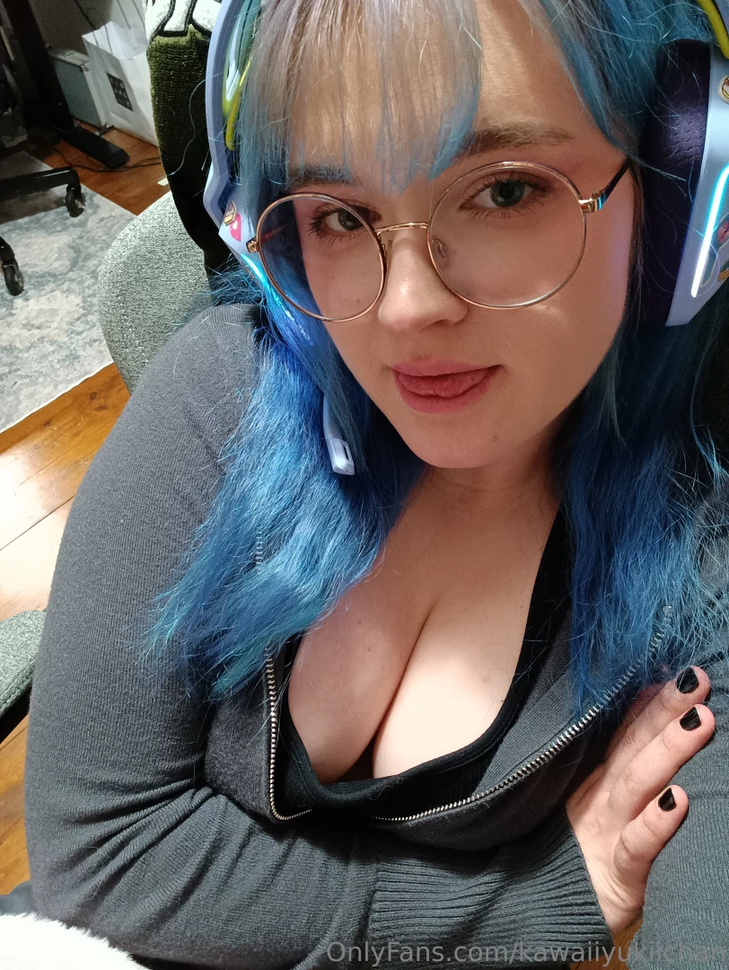 Wanna see more uwu i wanted to take some pics inbetween playing games 
