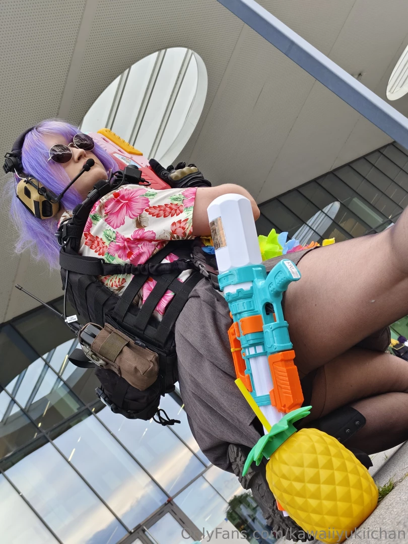 Took some cute upskirt pics at the last convention with my hawaiian 