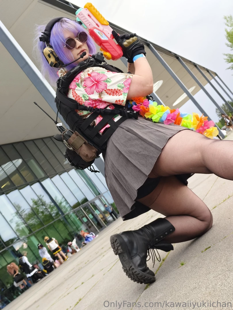 Took some cute upskirt pics at the last convention with my hawaiian part 1 