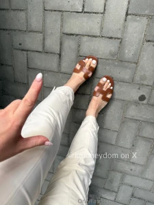 Meine neuen hermes sandalen von meinem sklaven finanziert