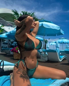 Omfg this amazing figure urgently needs your caresses you are already