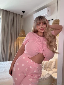 Hello hello to whoever is flipping through this feed i wish you a good