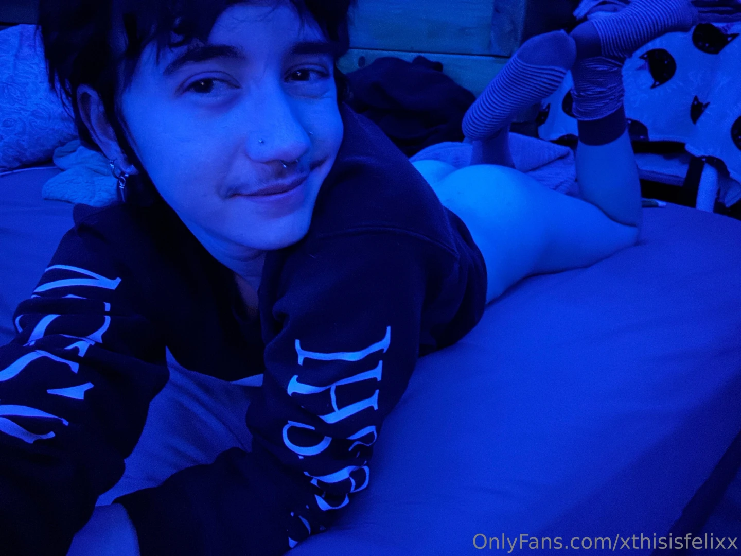 Let s keep this our little secret come closer 