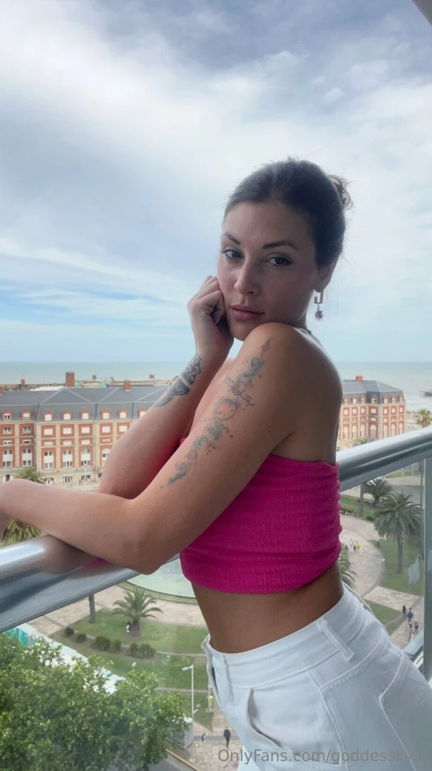 Serving looks with a view to match 