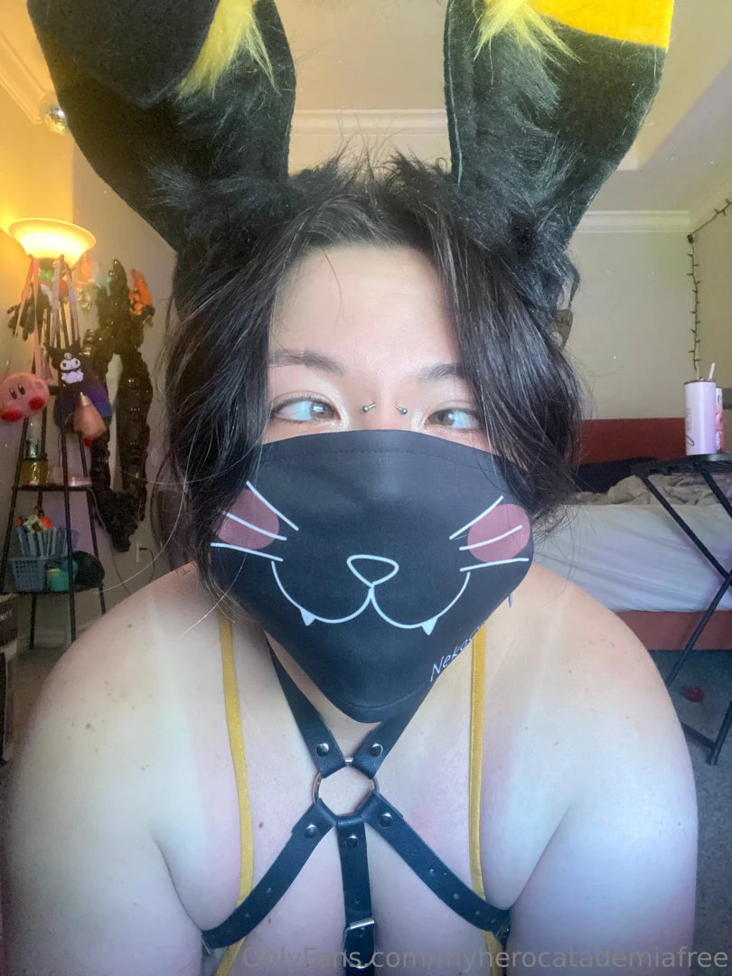 The umbreon cosplay took pics and made the squirting video without the part 4 