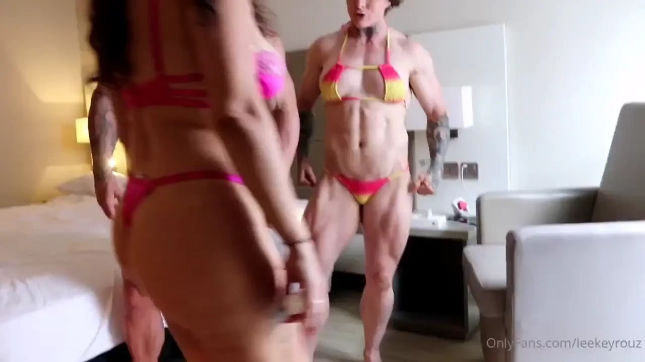 The most delicious muscle worship session with a side of naughty pussy 
