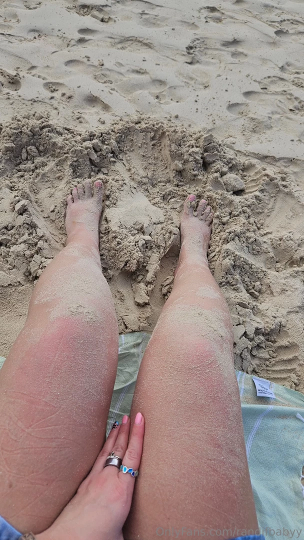 Sand on my toes and on my soles 