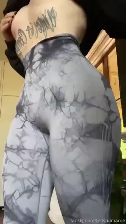 I look so damn thicc in these leggings do you like it when i bend in 