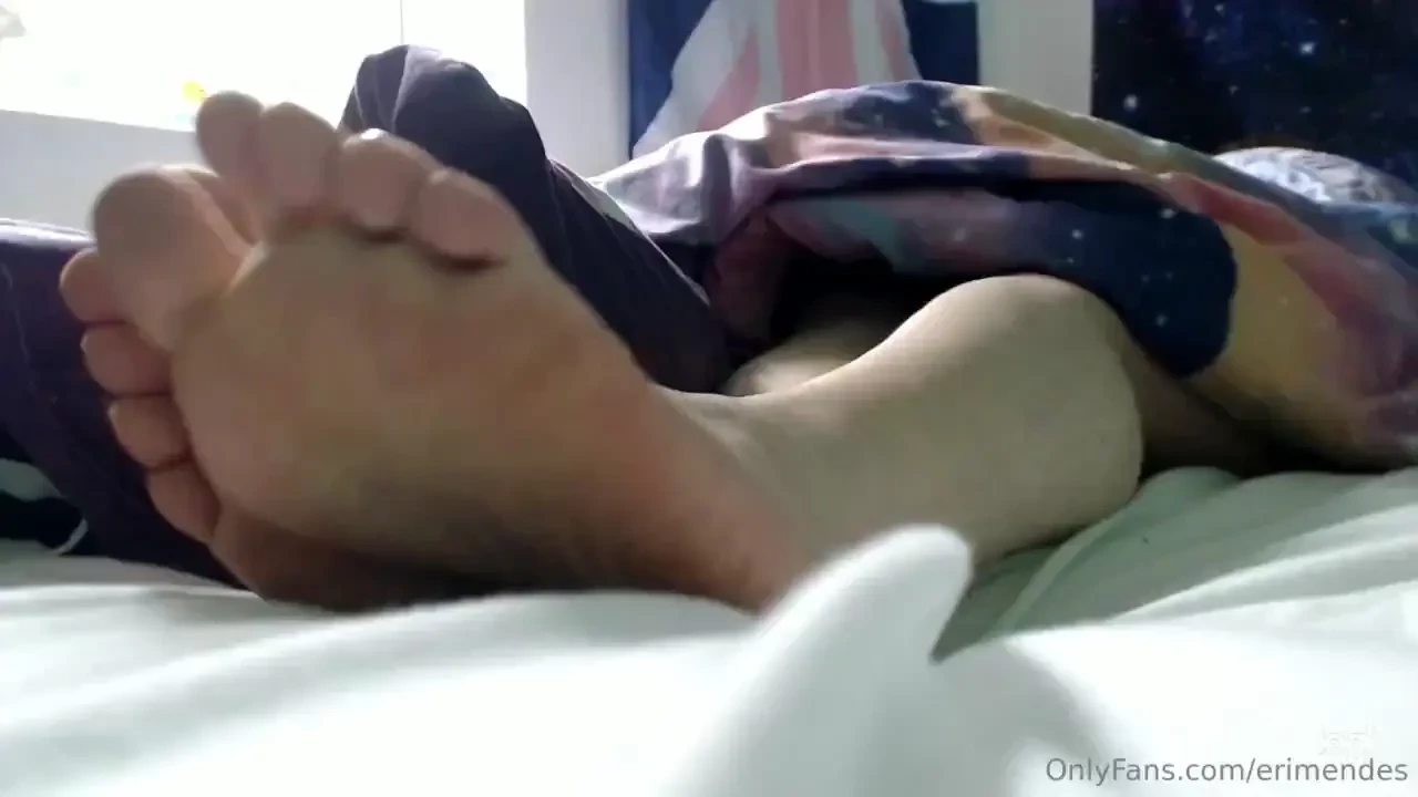 Happy friday time to stroke to your goddess s feet hehehehe 