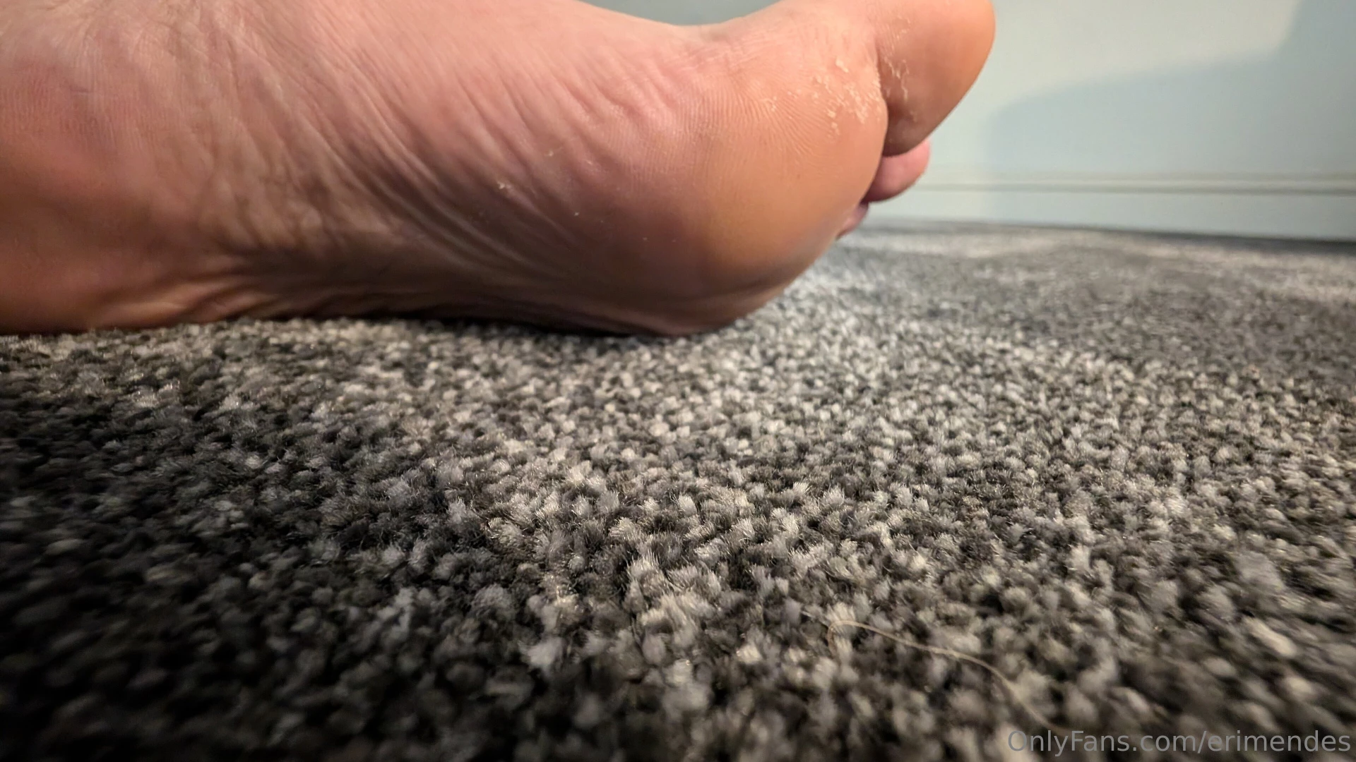 Just doing some jigsaw come massage my feet 