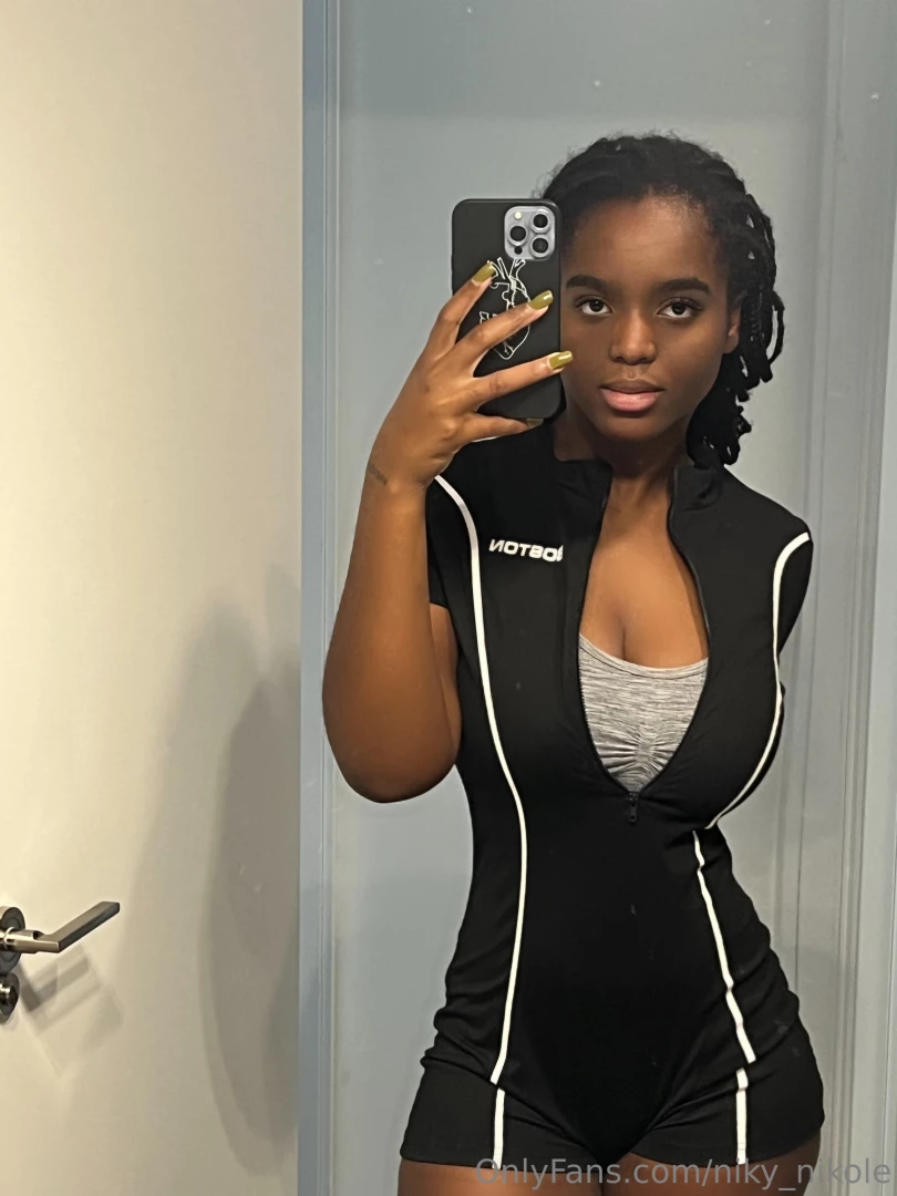 What outfit is more suitable for the gym 