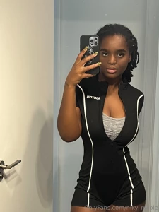 What outfit is more suitable for the gym