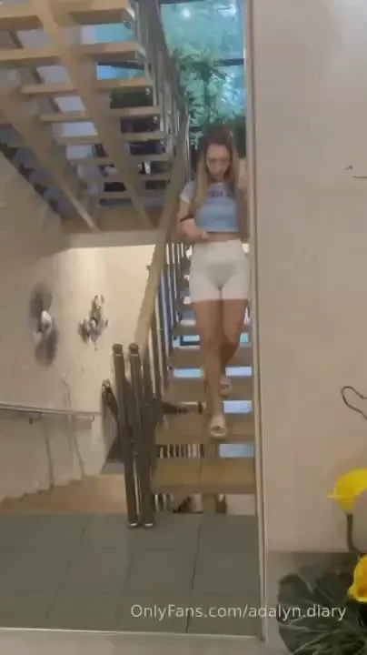 I came to my friend at the salon to chat i haven t seen her for a long 