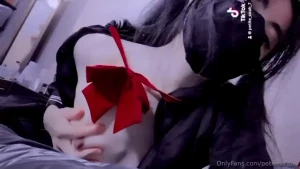 Pezones chiquitos pero sensibles frotar con cuidado por favor