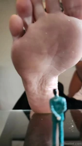 Wish your giantess a massive happy birthday