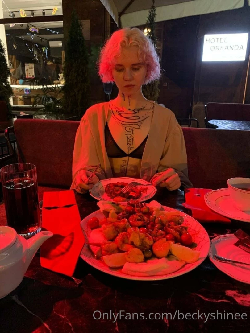I want you to sit opposite me on our first date 