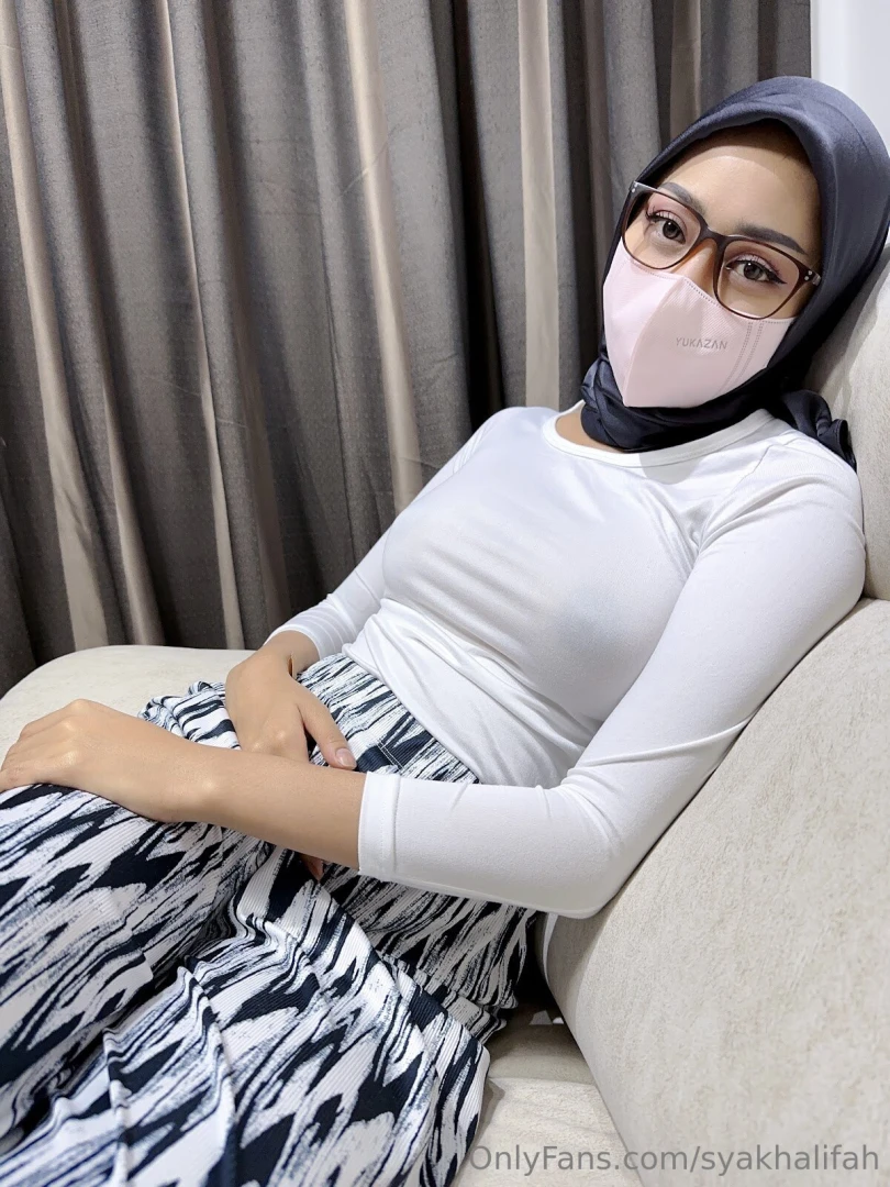 Cum relax with me on my couch 